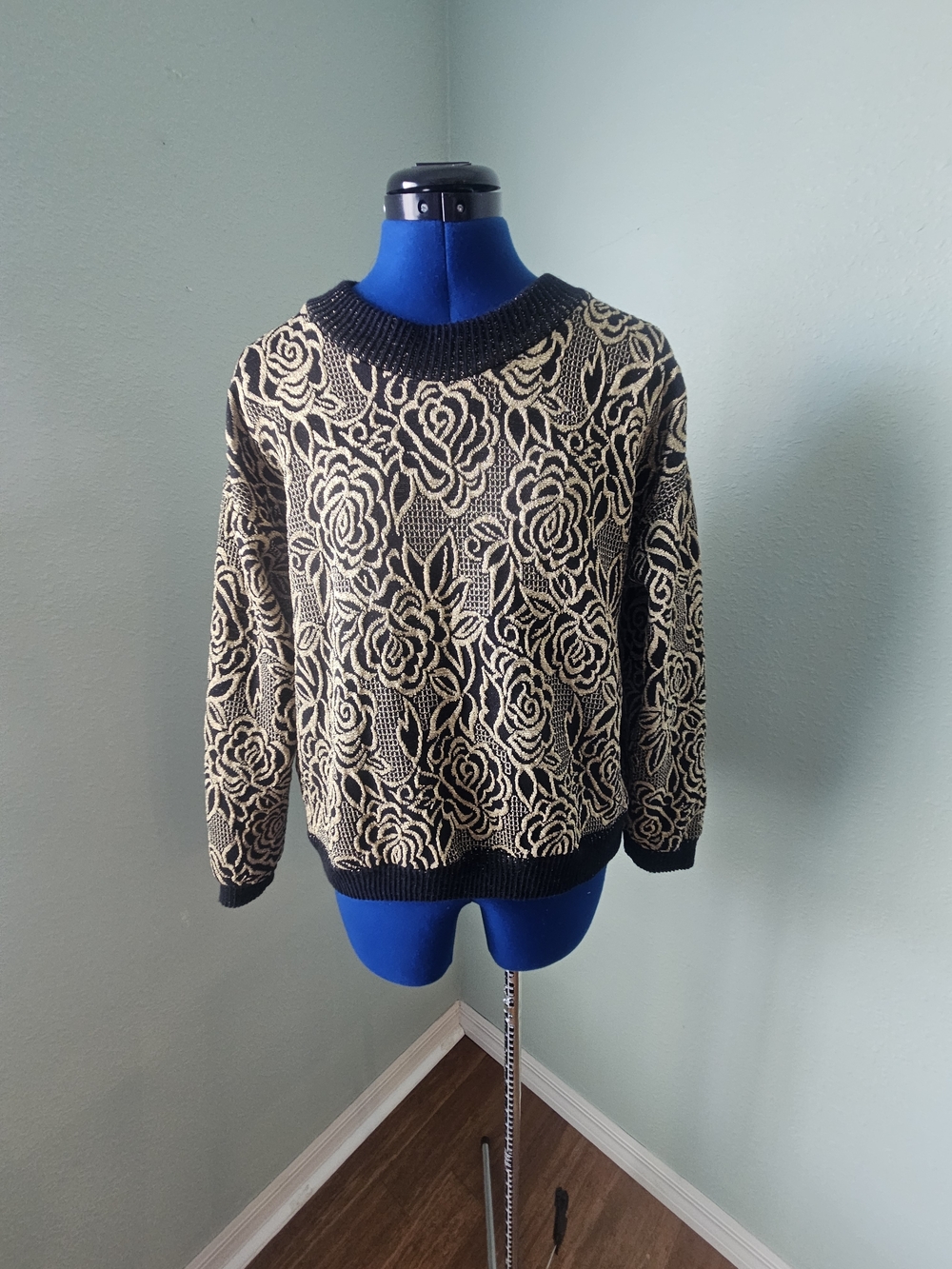Cliche Vtg Medium Women's Crewneck Floral Sweater in Black and Gold